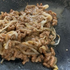 すぐできる　肉そぼろのせ中華麺　台湾風まぜそば